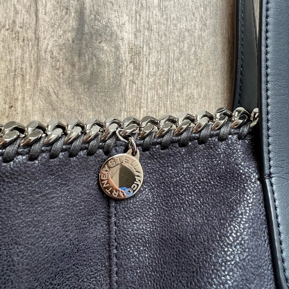 Stella McCartney Falabella navy vegan shoulder tote bag with chain detailing - Picture 2 of 5